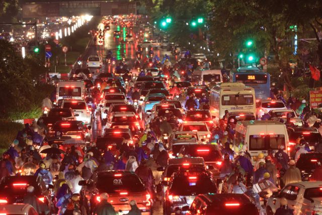 Với mật độ phương tiện tham gia giao thông đông, Hà Nội luôn là điểm gây khó khăn cho các tài xế ô tô