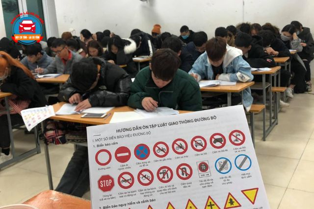 Chương trình đào tạo bài bản, việc học nghiêm túc