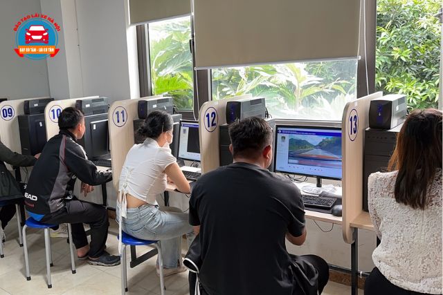 Tiêu chí cho các học viên là vững lý thuyết, giỏi thực hành, thi là đỗ