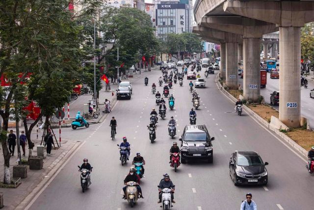 Cố gắng giữ khoảng cách hợp lý với các xe bên cạnh, đặc biệt là xe máy
