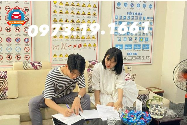 Lệ phí học và thi bằng lái xe hạng B tại Hà Nội rơi vào khoảng từ 17-20 triệu.