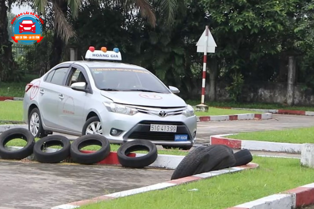 Các bài thi đường quanh co chữ S hay đoạn vuông gốc yêu cầu học viên nên đi thật từ từ